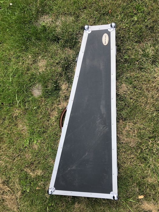 Futerał rockcase flight-case na gitarę elektryczną.