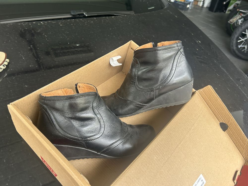 Botins em cunha como novos