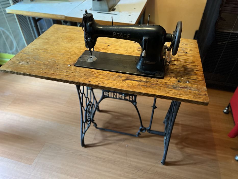 Maszyna do szycia PFAFF na stole SINGER / stół, nogi