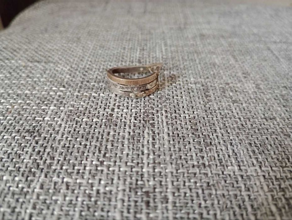 Продам серебряную серьгу с позолотой