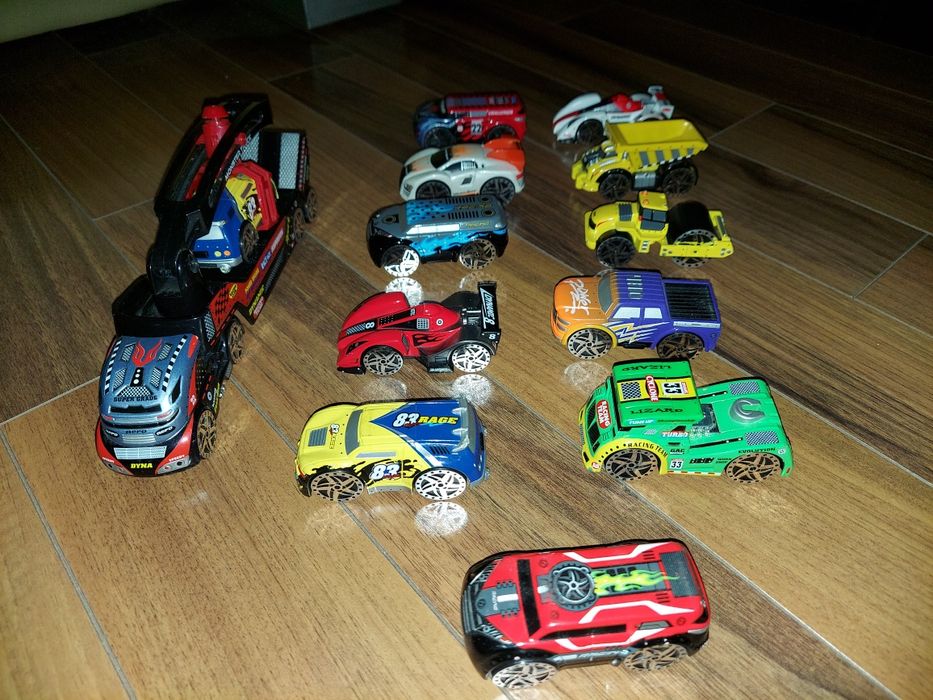 Duże auto z naczepą i podnośnikiem HDS + 11 aut.