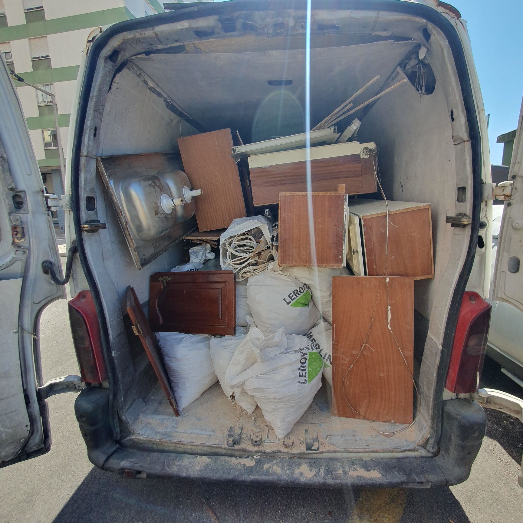 LIMPEZAS e CARRINHAS p/recolha de todo o tipo de entulho de obras