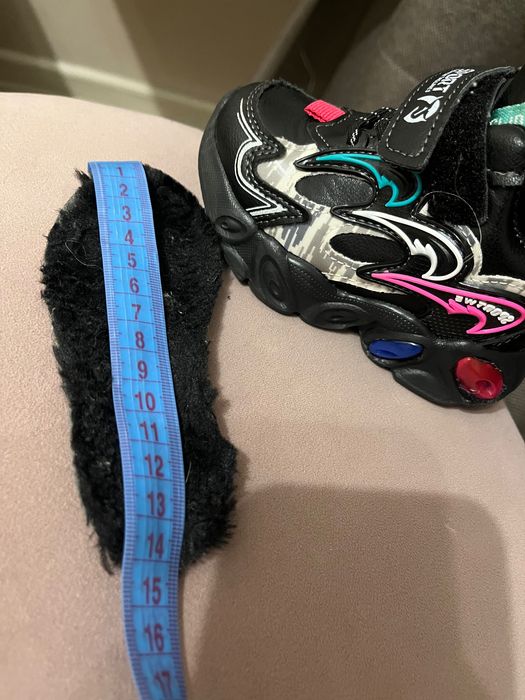 Продам кросівки дитячі 21  розмір з утепленням (хутром) демі