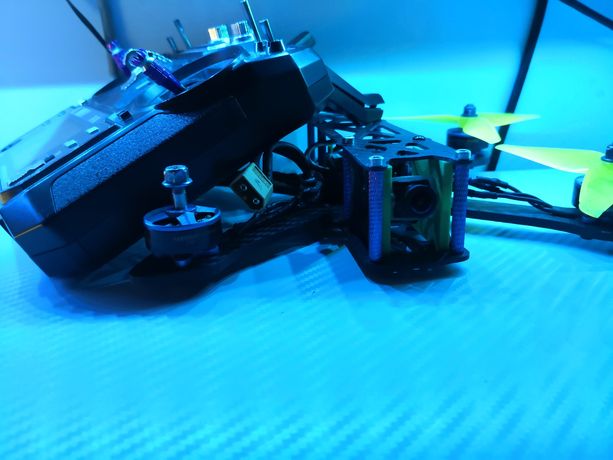Dron FPV 5 cali ( łącznie z akumulatorem)  + aparatura z odbiornikiem