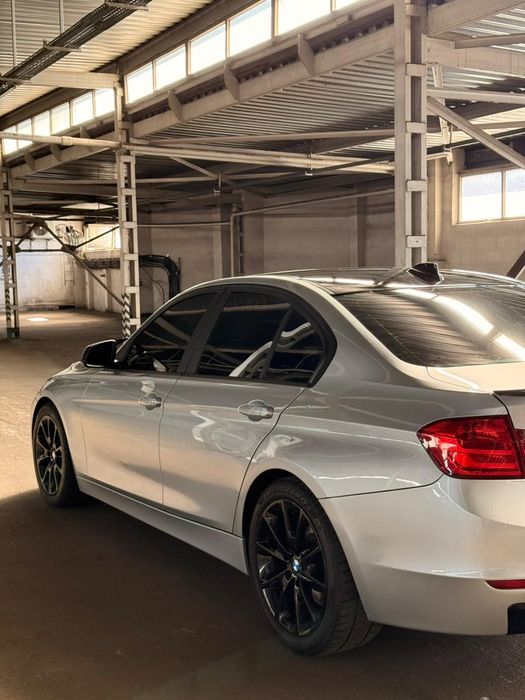 Жива BMW 320i у стильному M-пакеті. Їде, як куля, виглядає — як мрія.