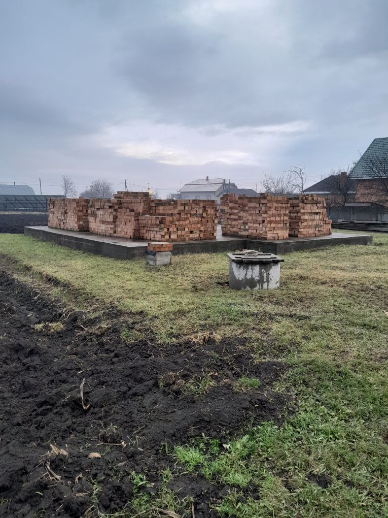 Земельна ділянка з фундаментом
