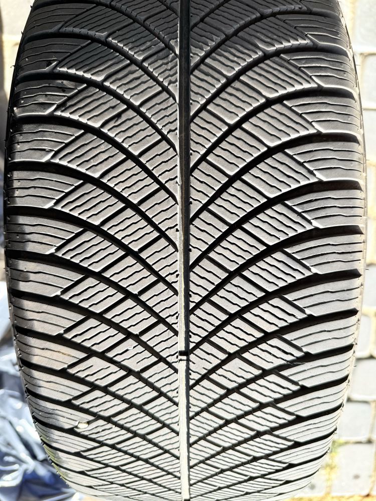 Opony wielosezonowe 235/40R19