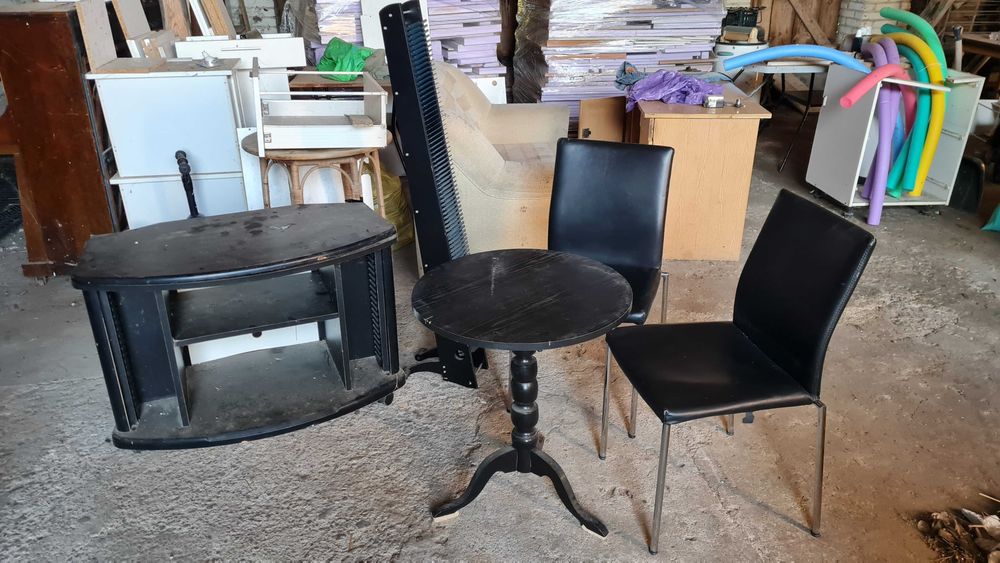 Stół, dwa krzesła, szafka tv i stojak na płyty CD. Super design!