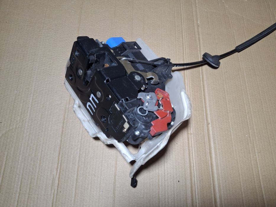 Замок двери Фольксваген Джетта 2006 год