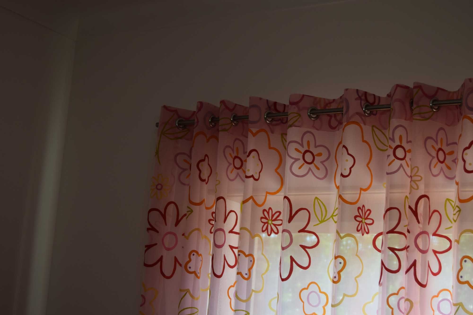 Cortinados de quarto em organza como novo