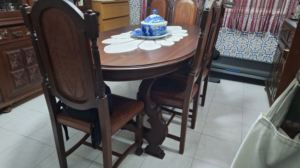 Mobília de sala com mesa