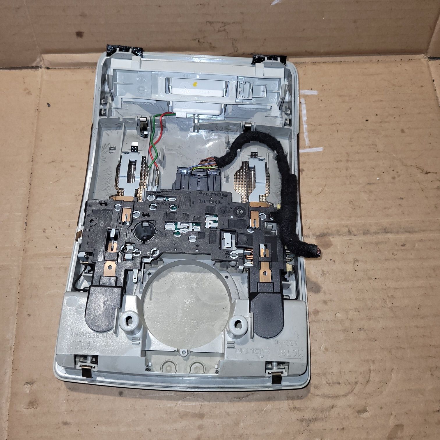 Lampka podsufitki oświetlenie wnętrza kabiny audi a4 b6 2002r szara