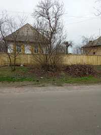 Продається будинок із землею в селі Бузуків.