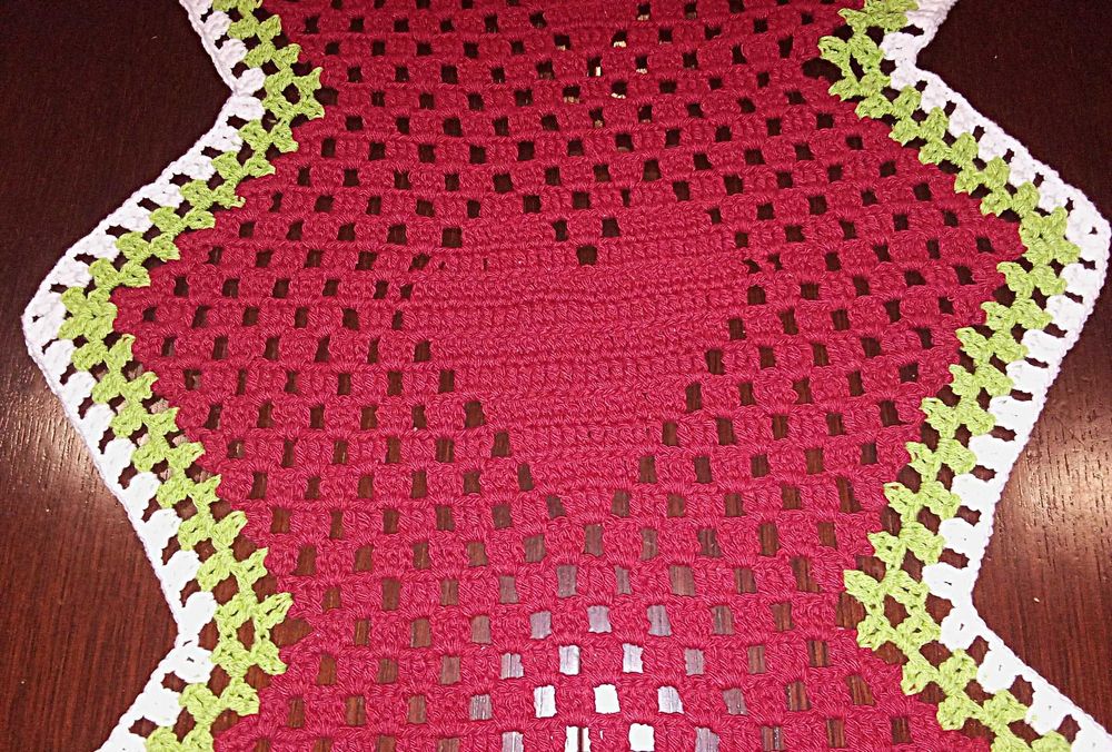 Centro de mesa em crochê vermelho, verde e branco feito à mão
