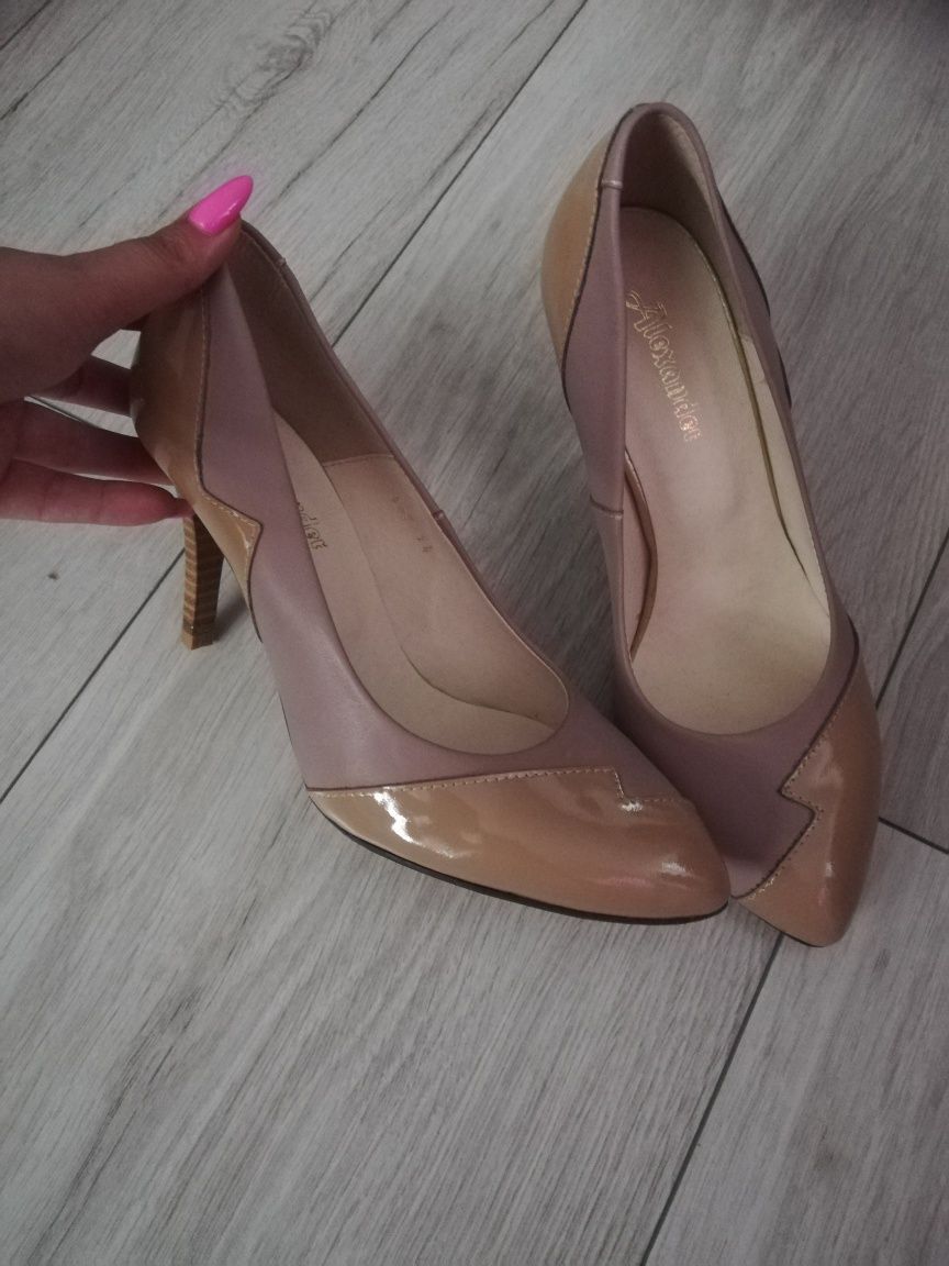 Buty na obcasie.