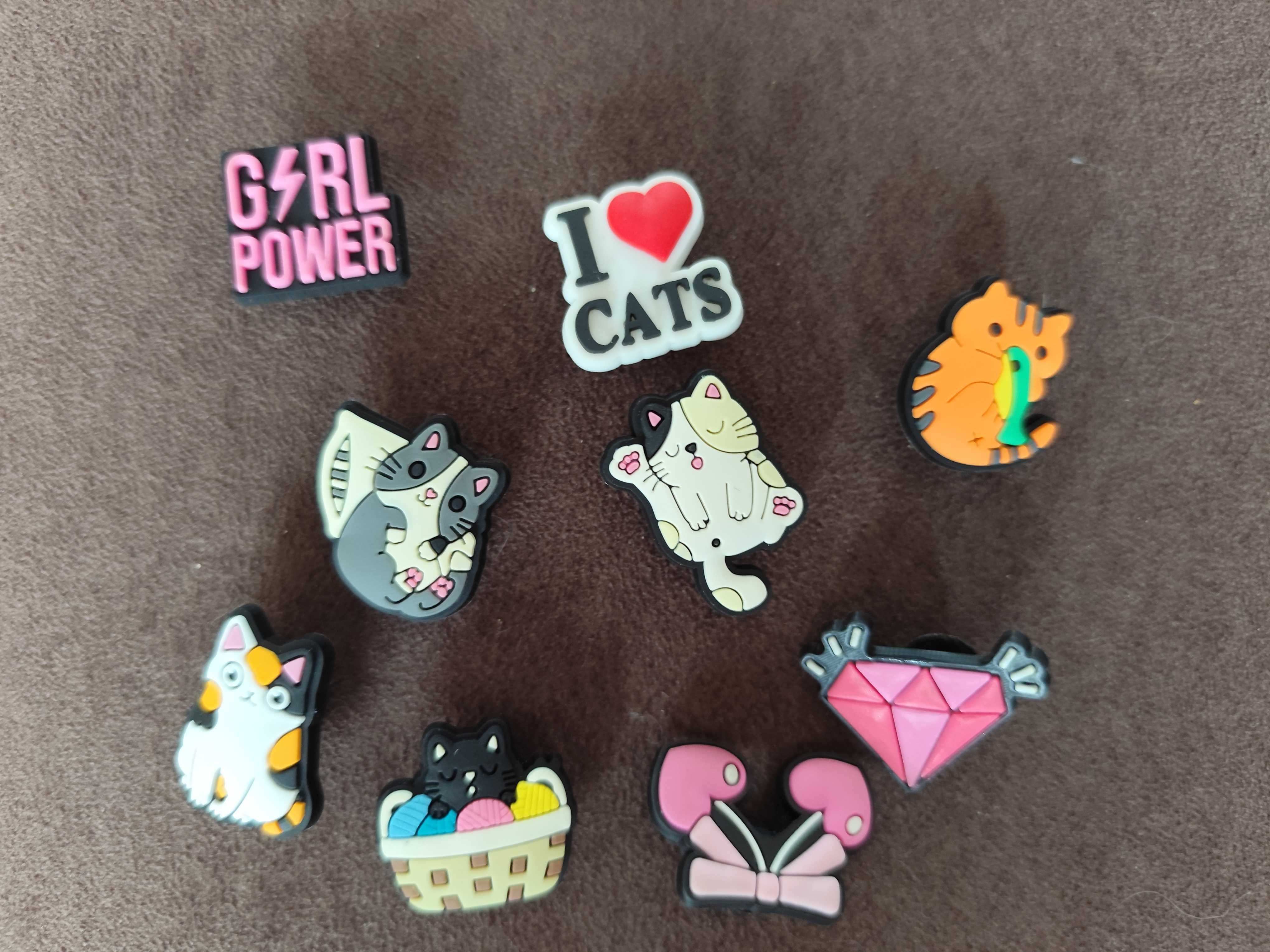 Nowe przypinki do butów crocs koty cats