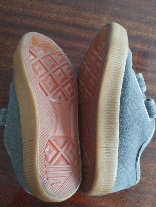 Tênis com velcro cinza