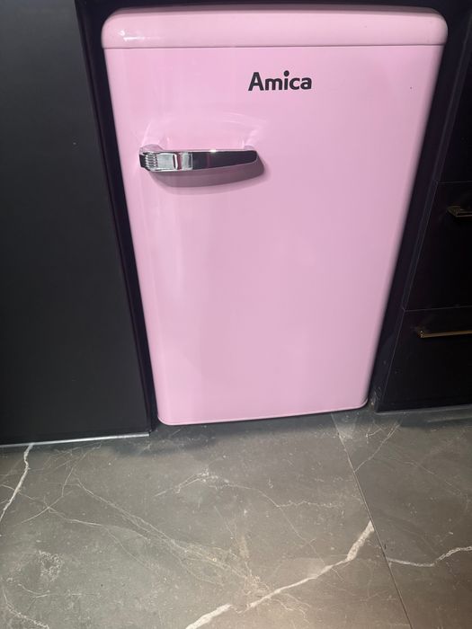 Lodówka różowa AMICA retro