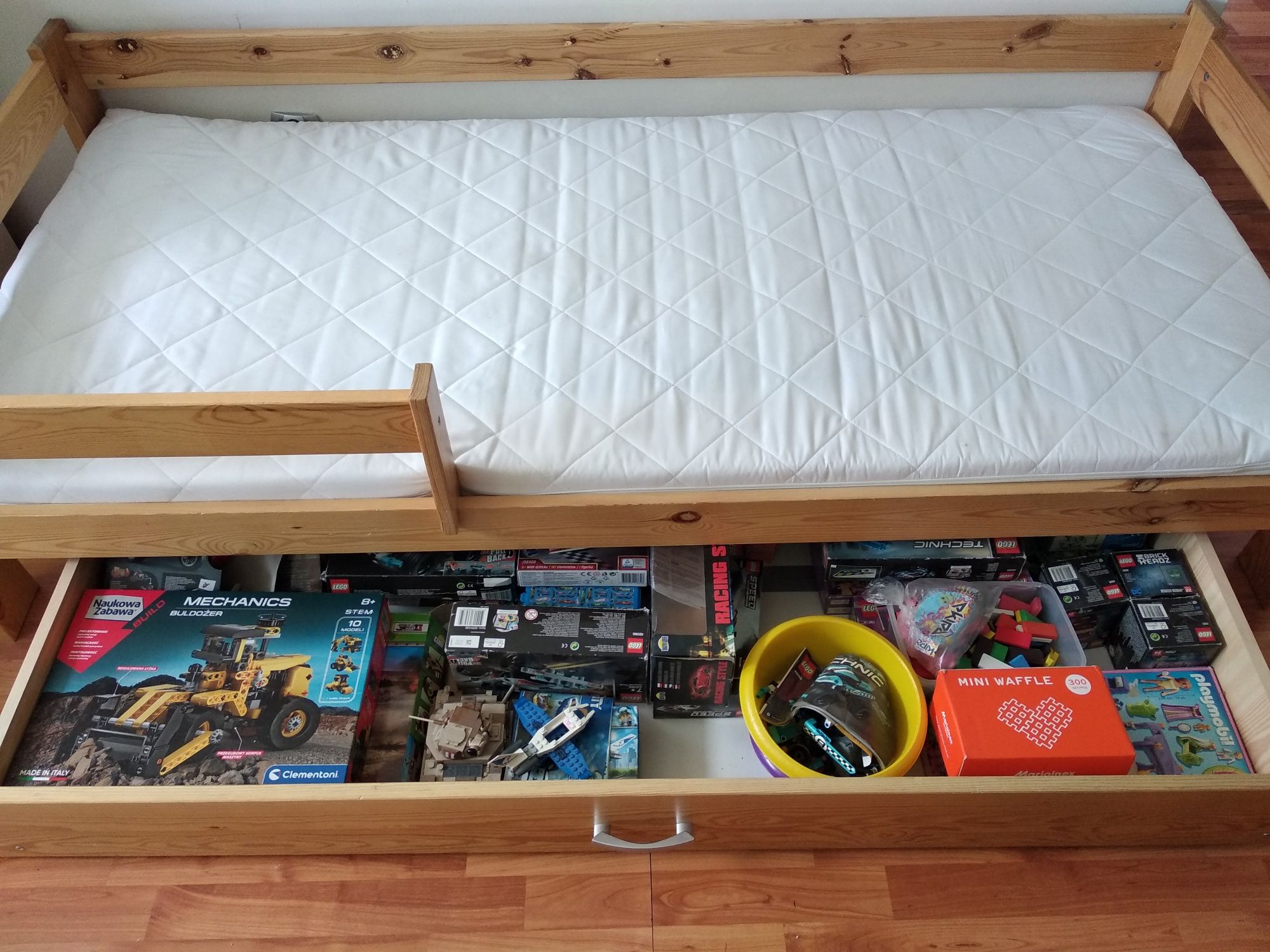 Łóżko dla dziecka 90x180 z materacem
