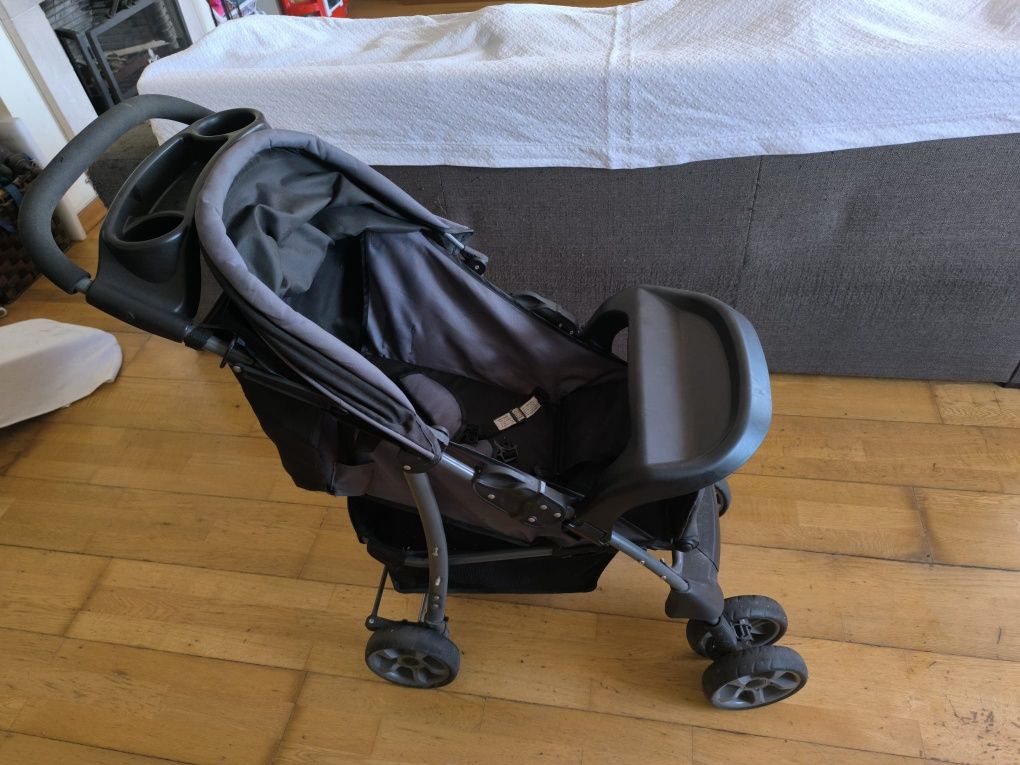 Cama de criança. Carrinho com bebe coco