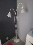 Lampa stojąca biala