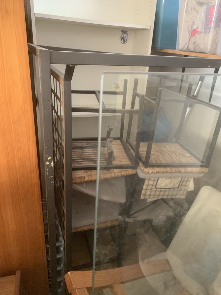 Mesa em ferro com tampo de vidro e 4 cadeiras