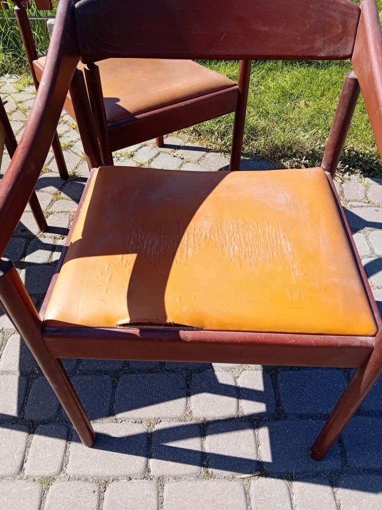 Cztery krzesła marki Thonet.