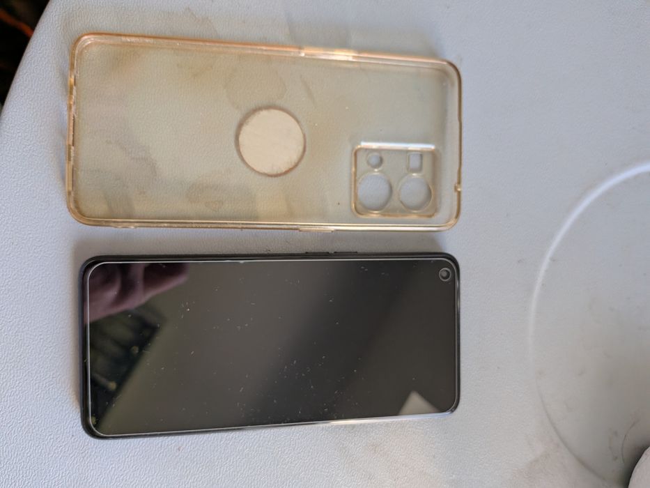 Oppo Reno 7 z etui i dodatkowymi szkiełkami na wyświetlacz