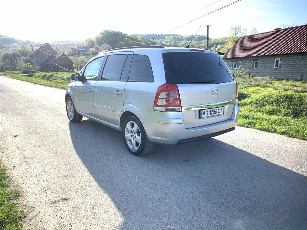 Opel Zafira 2013 рік