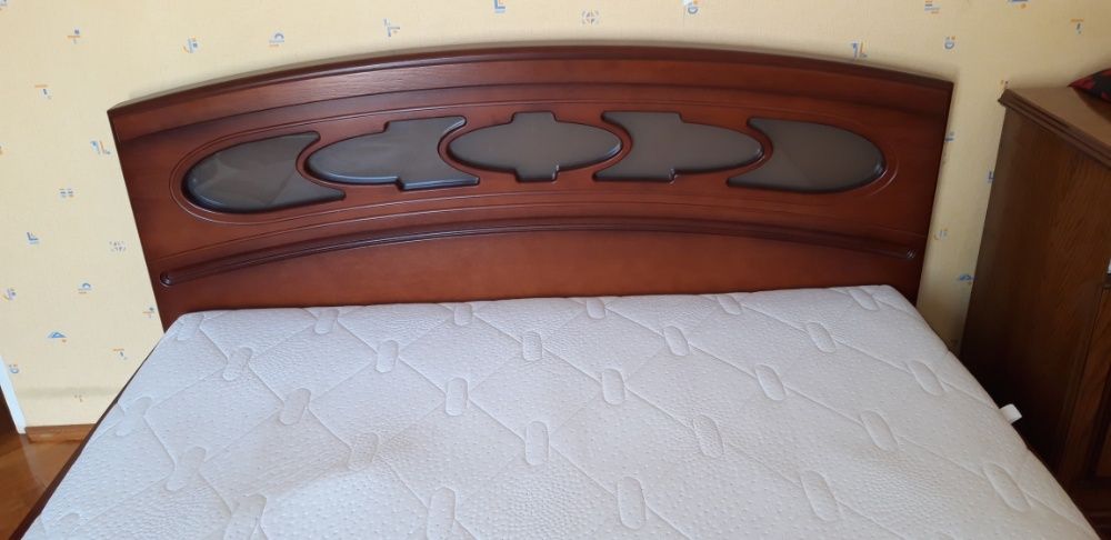 Sprzedam solidne drewniane łóżko 160x200 cm z materacem