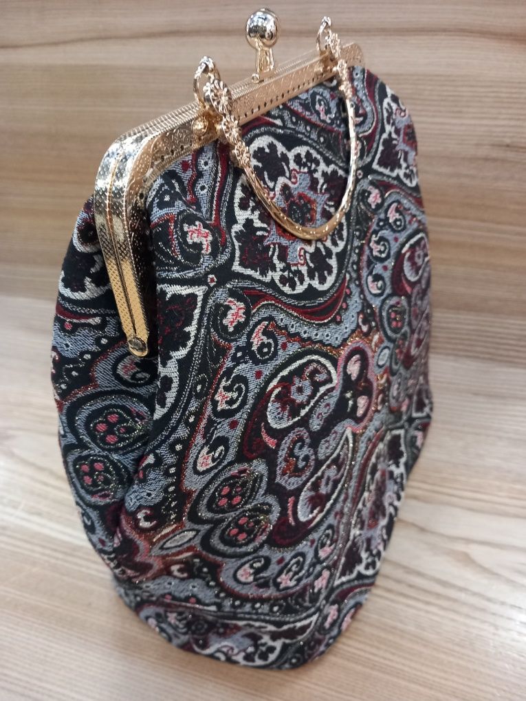 Elegancką torebka z ozdobnym zapięciem I rączką
