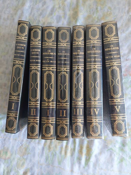 Victor Hugo - Os Miseráveis (5 volumes + o Homem que Ri (2 volumes.)