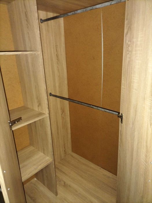 Szafa narożna  na ubrania wiszące i z półkami