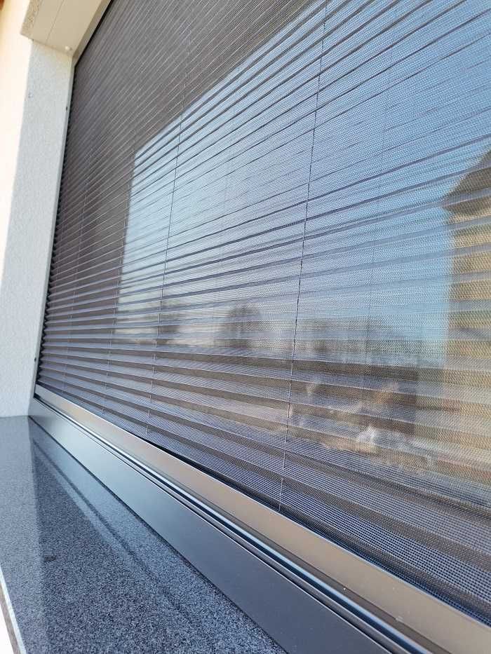 Moskitiera plisowana pionowa na okna aluminiowe.