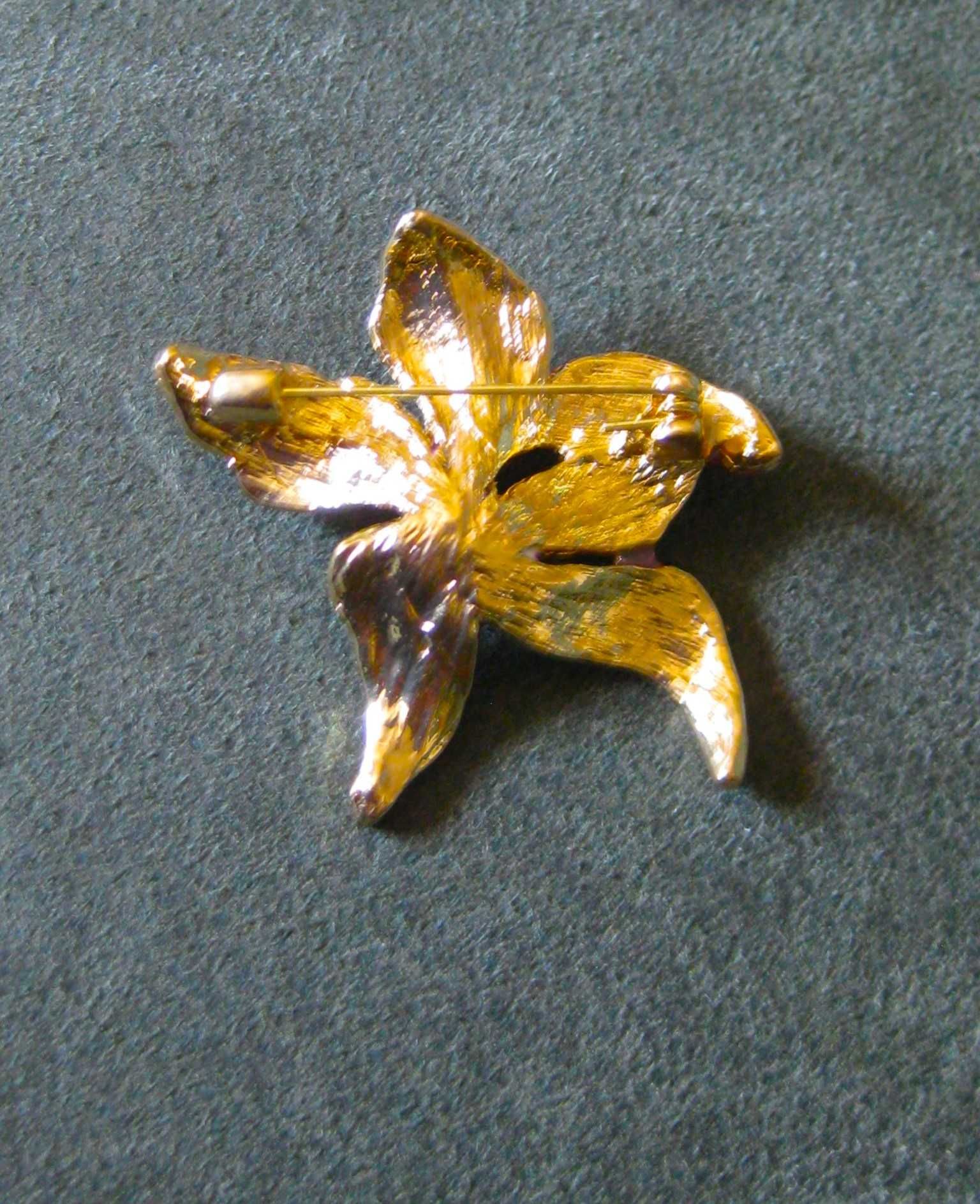 Alfinete / Broche / Pregadeira Flor Lilás NOVO