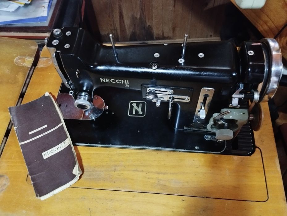 Máquina de costura, antiga , marca Necchi