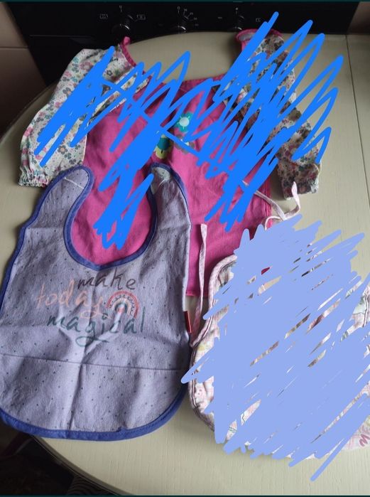 Віддам два слюнявчики для дівчинки