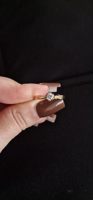 Złoty pierścionek z diamentem