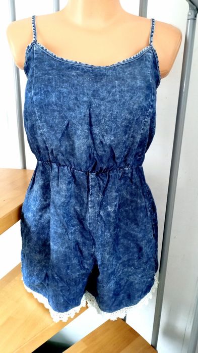 Kombinezon krótki na ramiączkach jeans niebieski nakrapiany ażur denim