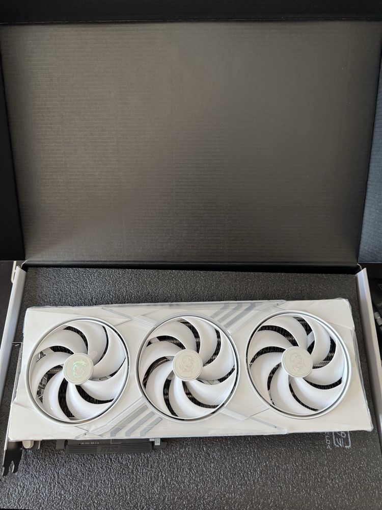 Placa Gráfica MSI RTX 5080 GAMING TRIO OC White 16GB GDDR7 DLSS4