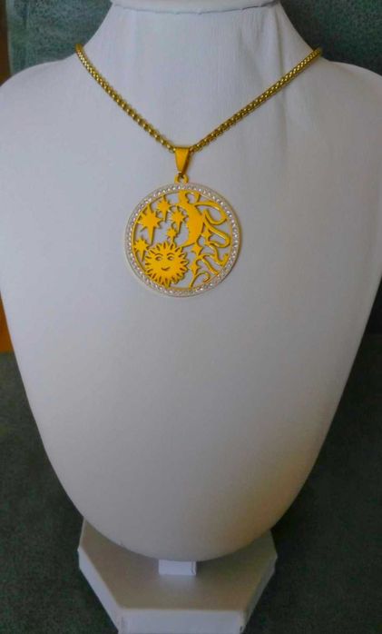 Colar Aço Dourado Grosso e Medalha Brilhante c/ Sol e Lua NOVO