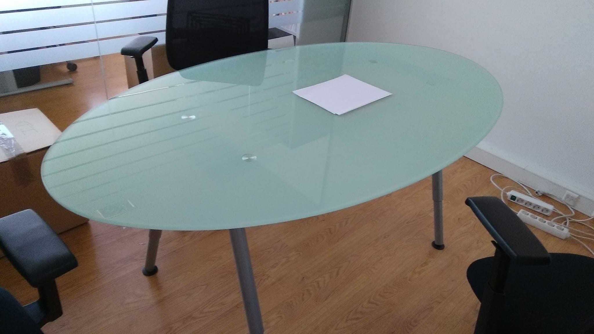 Mesa de tampo de vidro, em excelente estado, ideal para escritório