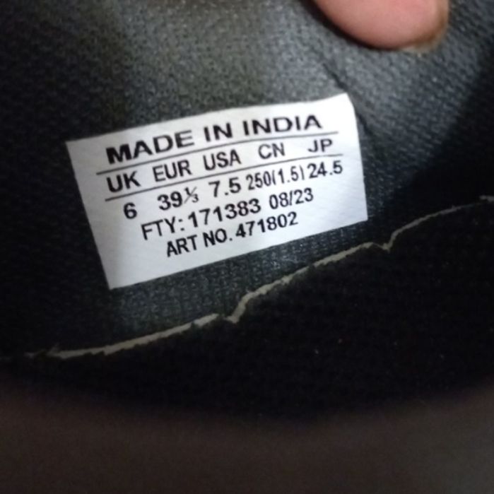 Кросівки жіночі.