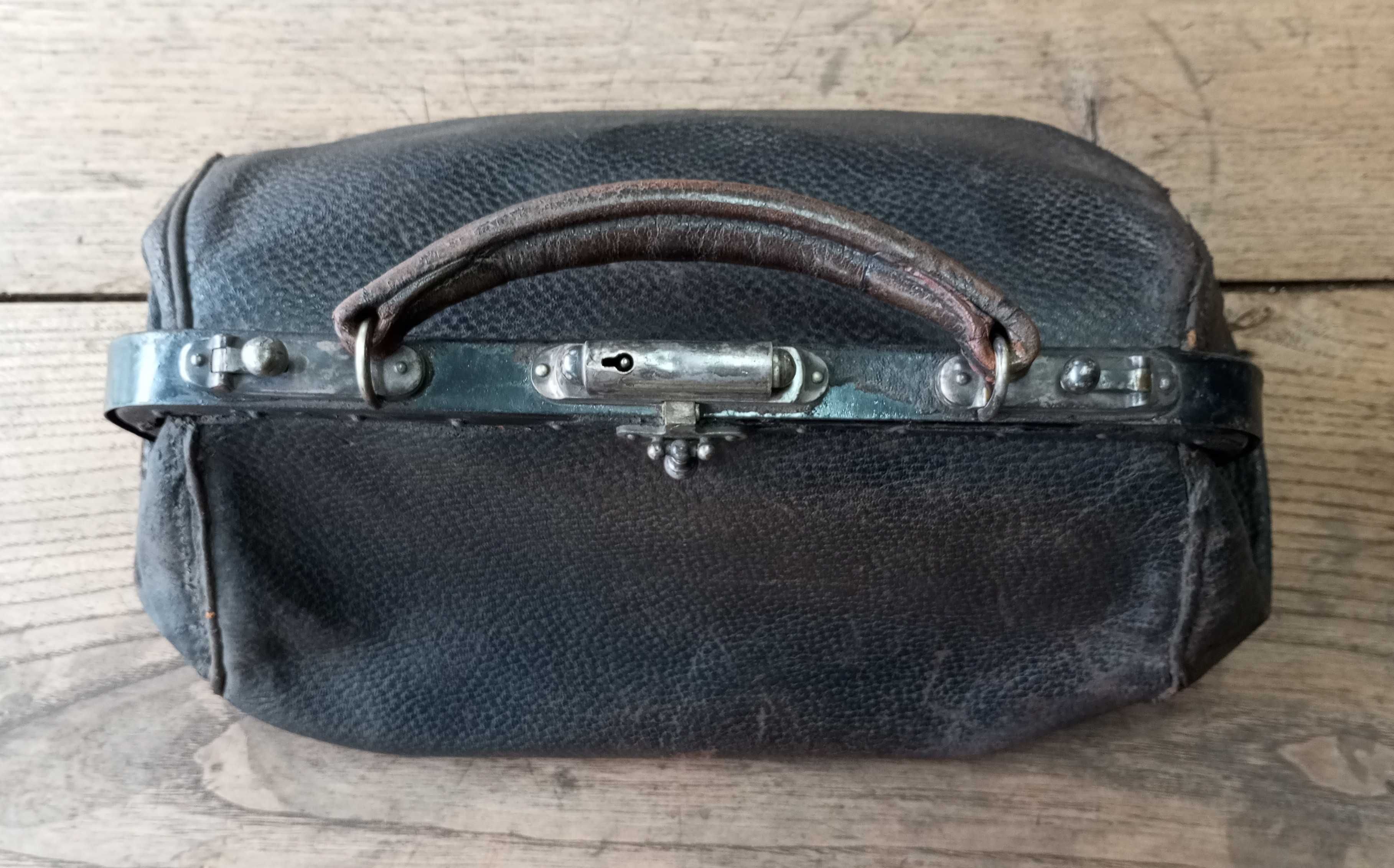 Antiga mala de médico em couro