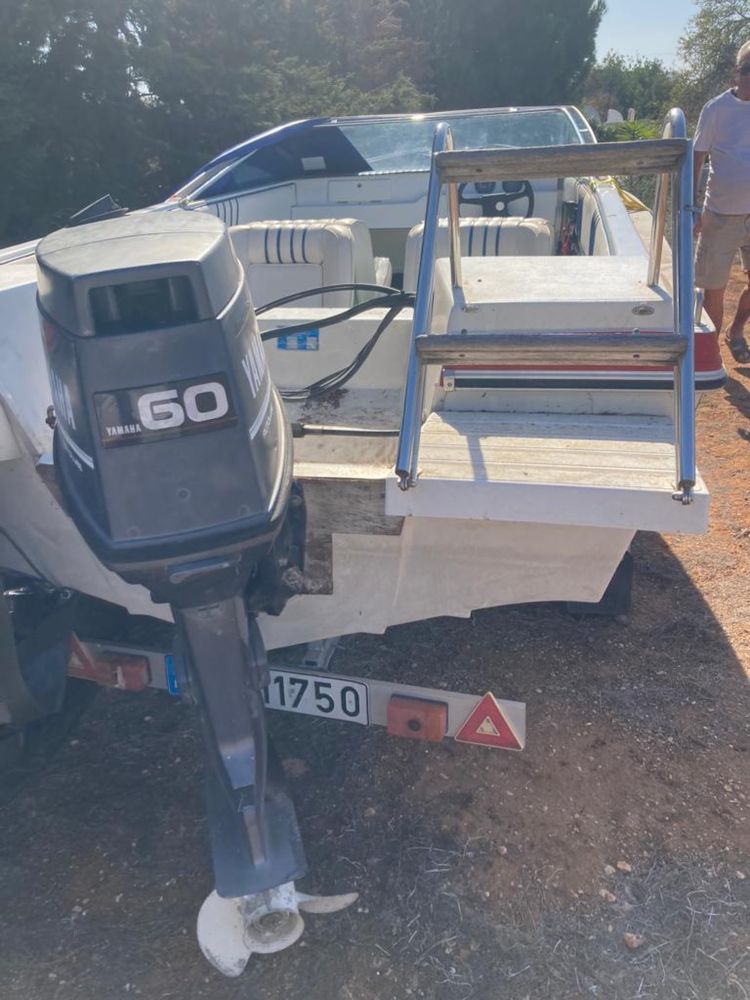Barco Argus 505 com atrelado, usado em água doce