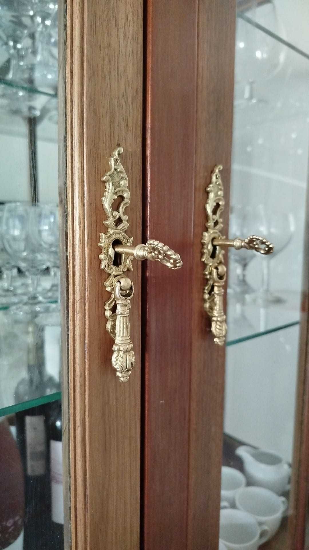 Cristaleira restaurada estilo Queen Anne