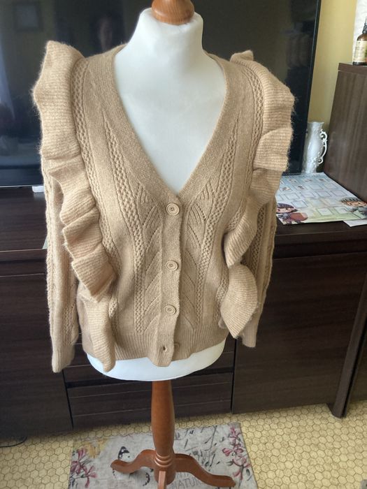 Sliczny damski sweterek w odcieniu beżu