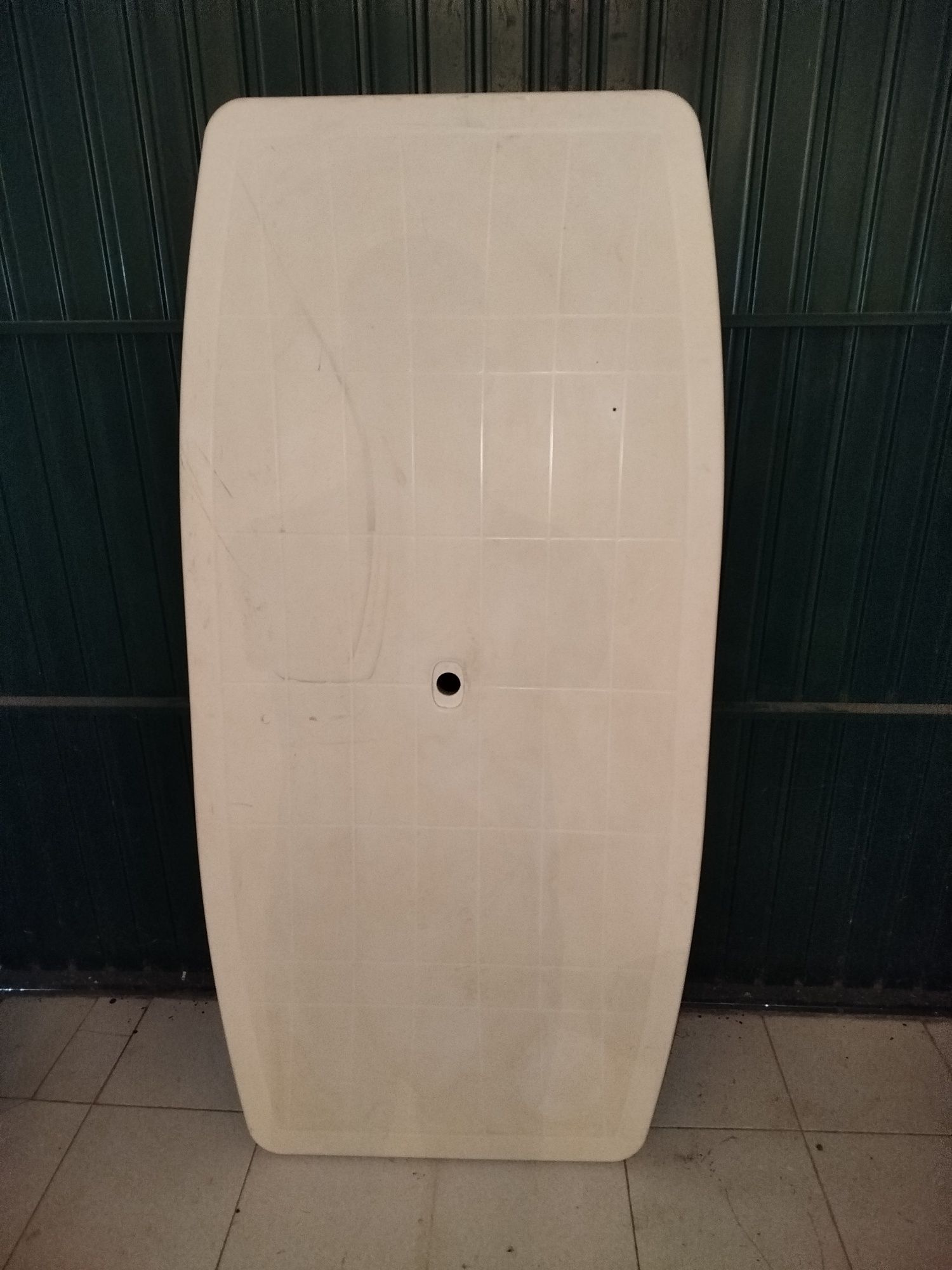 Mesa grande plástico + 2 bancos