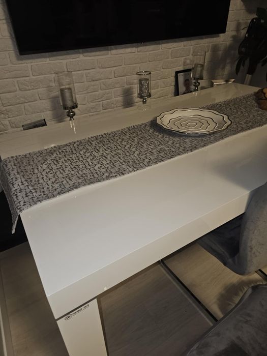 Stół stolik Hubertus biały połysk Salon i wygodne krzesła