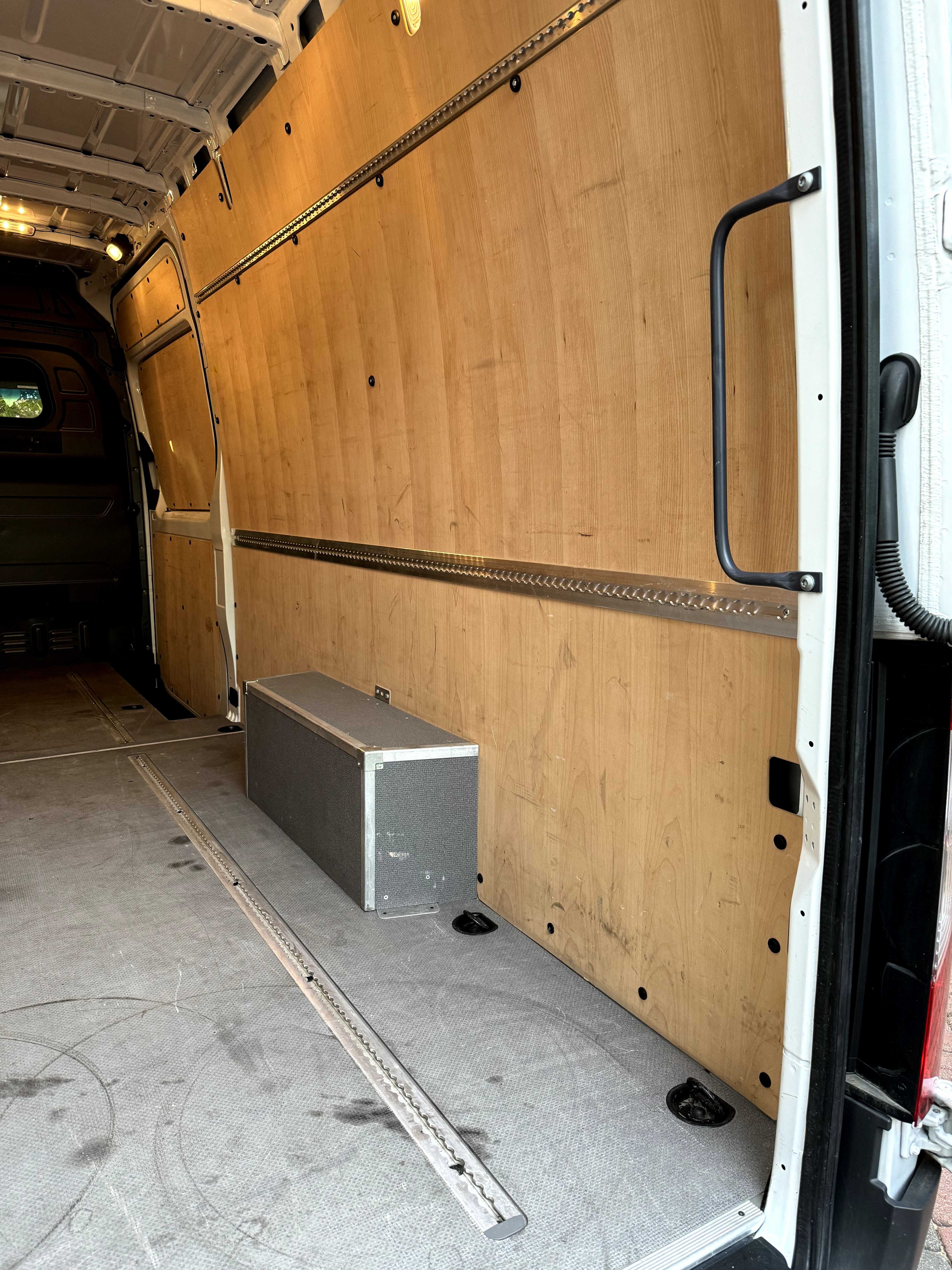 Oryginalna zabudowa paki Mercedes Sprinter 907 -podłoga, ściany, szyny